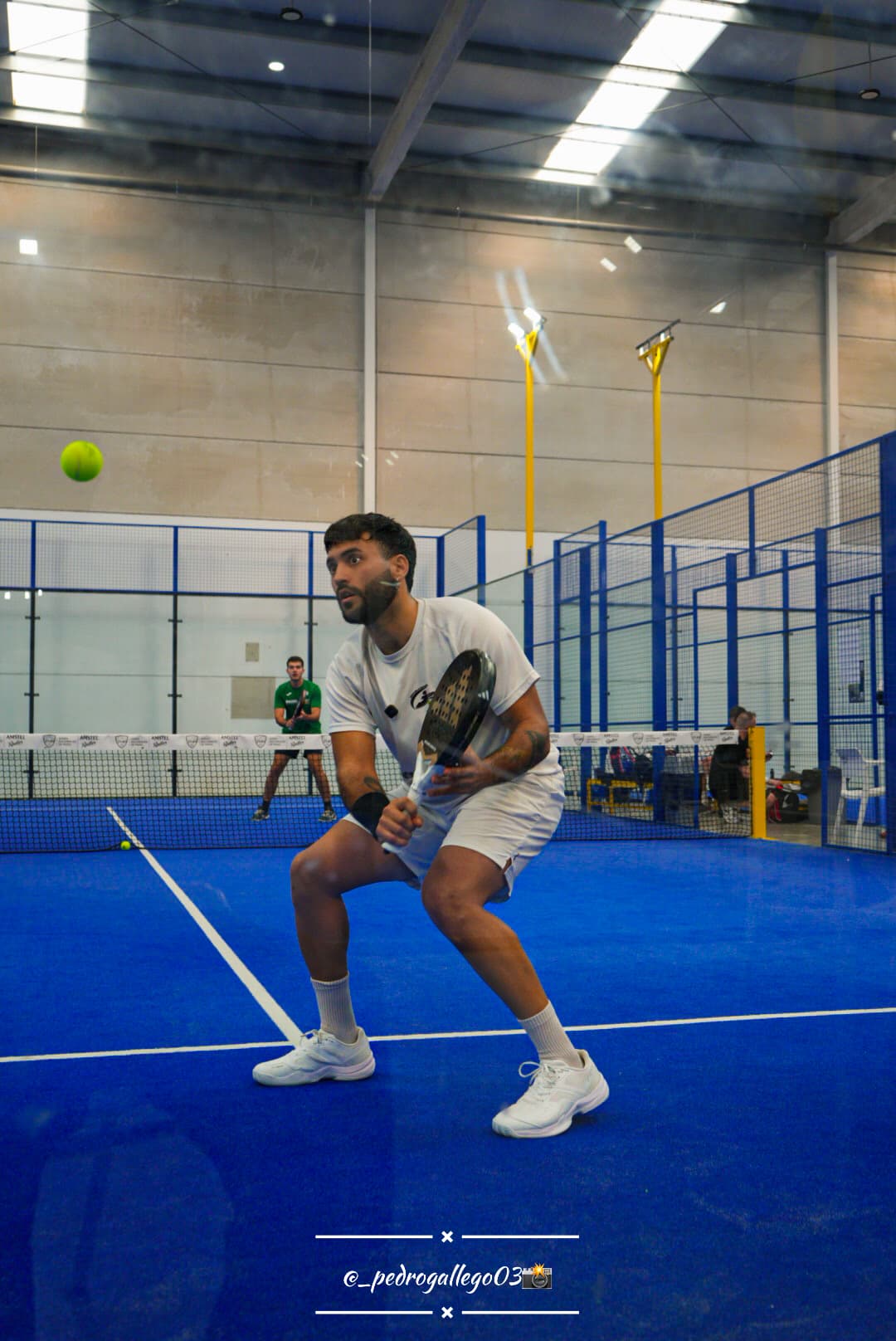Santiago Torrens, creador de POGO, jugando al pádel